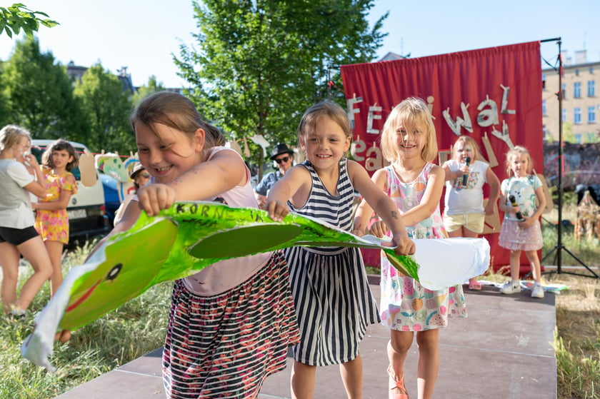 Festiwal Podwórkowy, Mikrogranty 2022. Na zdjęciu roześmiane kilkuletnie dziewczynki podczas zabawy na imprezie plenerowej