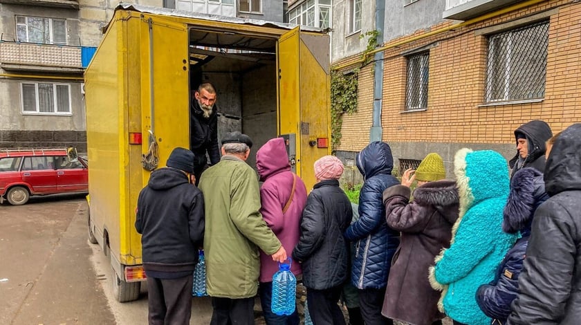 Mikołaj z Kramatorska. Donbas, grudzień 2022. Stara furgonetka Mikołaja to wrak samochodu. Drzwi trzymają się na sznurek.