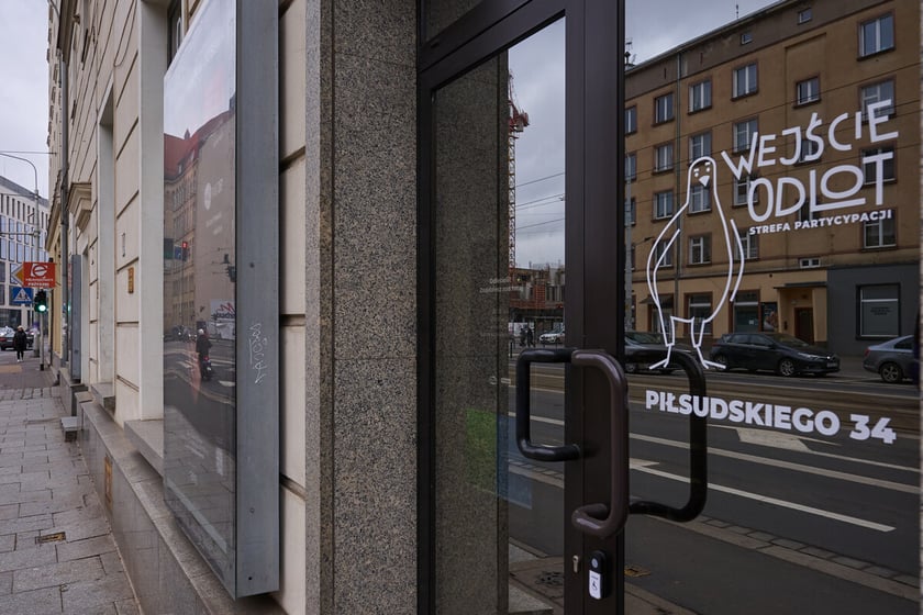 Widok na witrynę lokalu "Odlot. Strefa Partycypacji" przy ulicy Piłsudskiego 34 we Wrocławiu