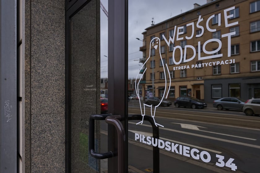 Widok na witrynę lokalu "Odlot. Strefa Partycypacji" przy ulicy Piłsudskiego 34 we Wrocławiu