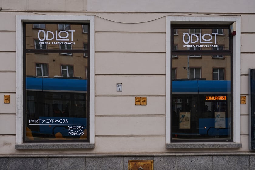 Widok na witrynę lokalu "Odlot. Strefa Partycypacji" przy ulicy Piłsudskiego 34 we Wrocławiu