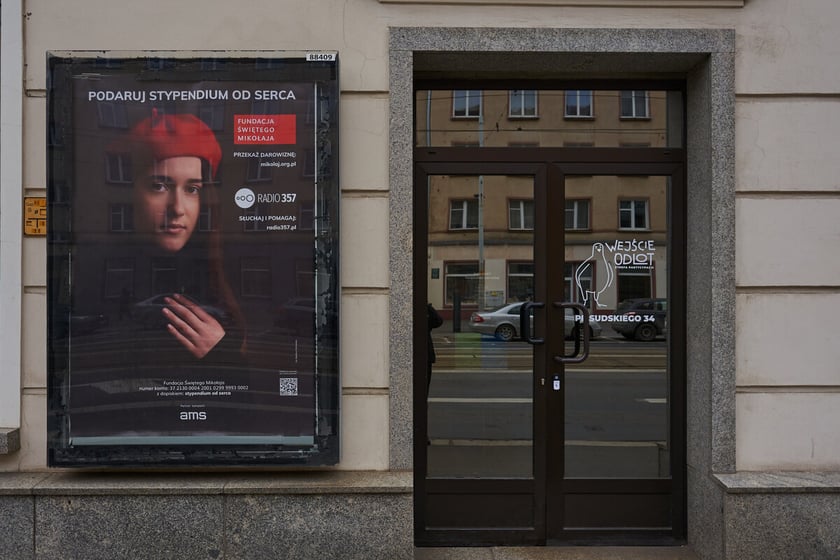 Widok na witrynę lokalu "Odlot. Strefa Partycypacji" przy ulicy Piłsudskiego 34 we Wrocławiu