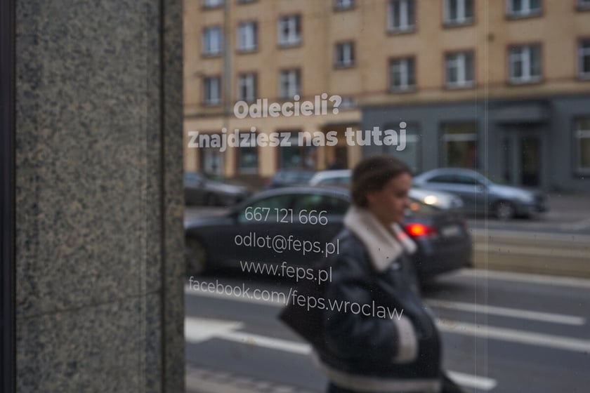 Widok na witrynę lokalu "Odlot. Strefa Partycypacji" przy ulicy Piłsudskiego 34 we Wrocławiu