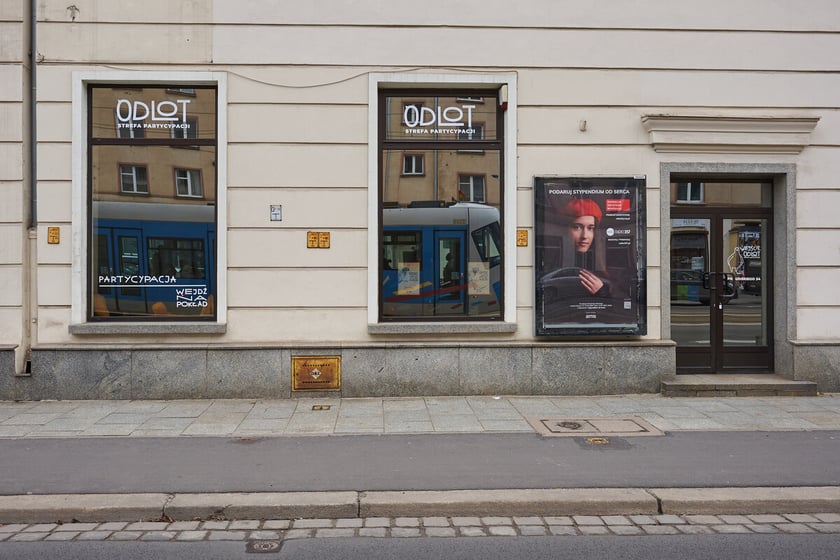 Widok na witrynę lokalu "Odlot. Strefa Partycypacji" przy ulicy Piłsudskiego 34 we Wrocławiu