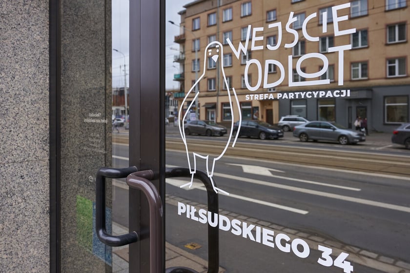 Widok na witrynę lokalu "Odlot. Strefa Partycypacji" przy ulicy Piłsudskiego 34 we Wrocławiu