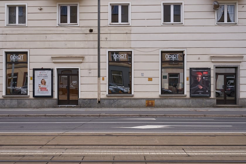 Widok na witrynę lokalu "Odlot. Strefa Partycypacji" przy ulicy Piłsudskiego 34 we Wrocławiu