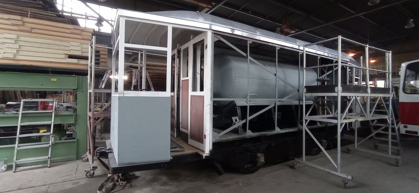 Tramwaj-opryskiwacz po zakończeniu drugiego etapu remontu (pierwszego w 2022 r.) ? przedłużony zbiornik umieszczony jest z powrotem wewnątrz przedziału technicznego, naprawione są pomosty, pomalowana konstrukcja. Zrealizowane są też już pewne działania z etapu trzeciego ? pokrycie dachu płótnem żeglarskim i wykonanie rynienki