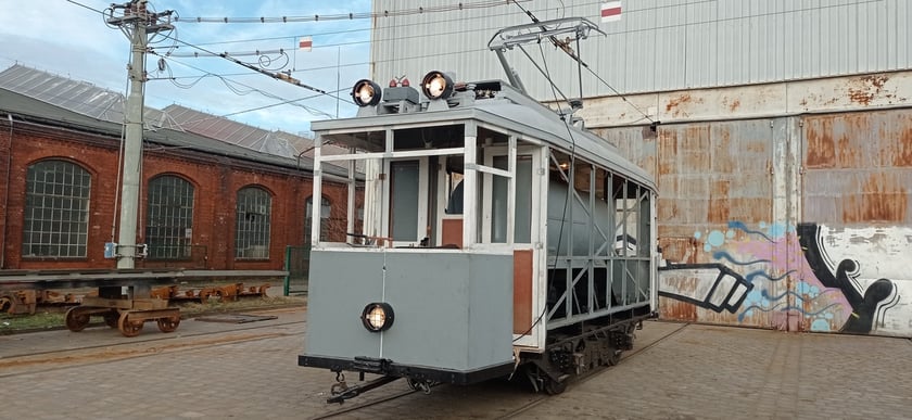 Aktualny stan tramwaju-opryskiwacza ? po zakończeniu odtwarzania instalacji elektrycznej. Wagon jest już w stanie poruszać się w oparciu o pracę silników