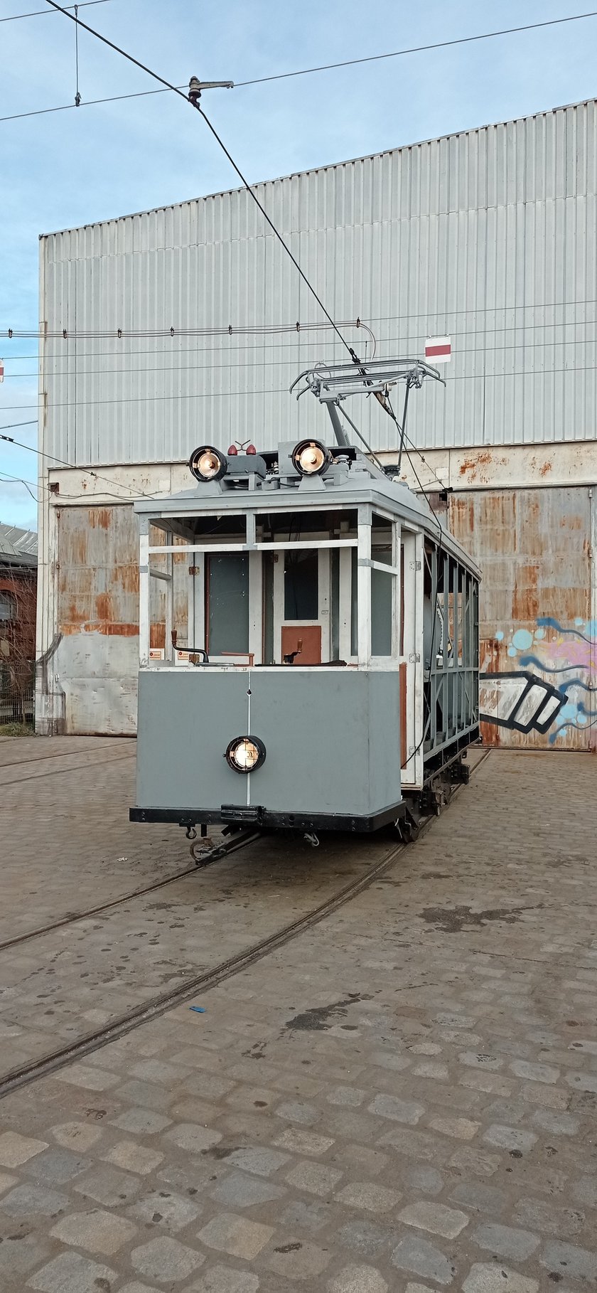 Aktualny stan tramwaju-opryskiwacza ? po zakończeniu odtwarzania instalacji elektrycznej. Wagon jest już w stanie poruszać się w oparciu o pracę silników