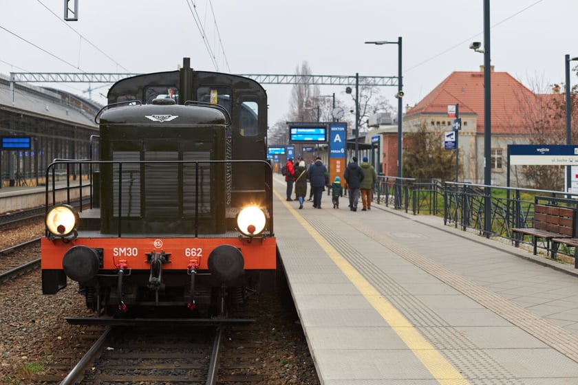 pociąg retro podczas przejazdu turystycznego