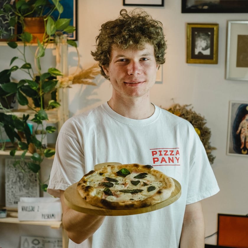 Pizza Pany, ul. Cybulskiego 1a.
Otwarte w godz. 12 &ndash; 22.
Mini pizza (creme fraiche, mozzarella, pancetta, konfitura z figi).