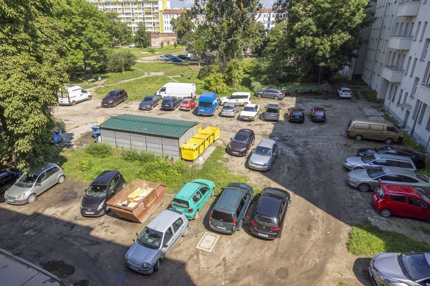 podwórko przy ulicy Nowowiejskiej 18-32