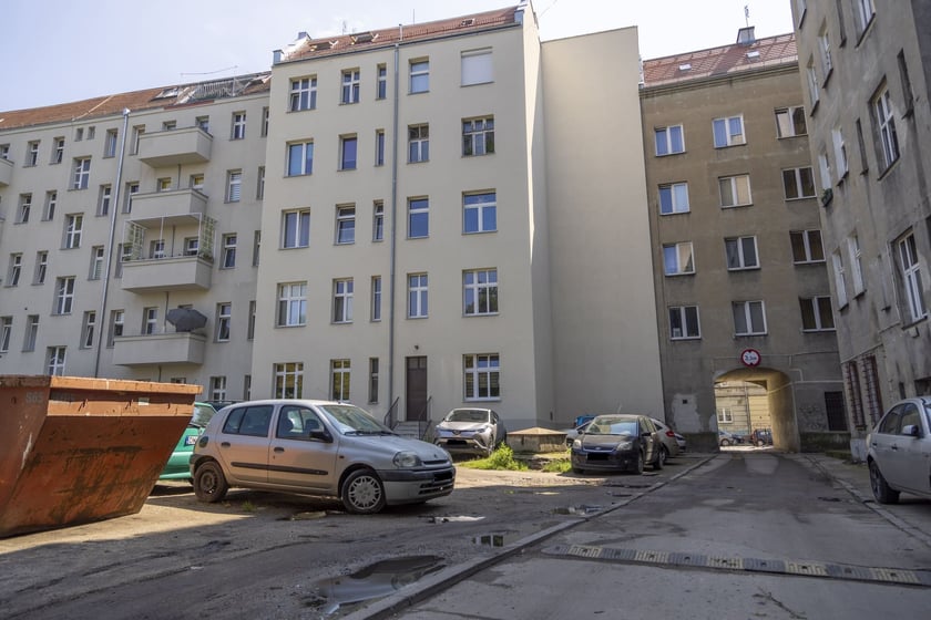 podwórko przy ulicy Nowowiejskiej 18-32