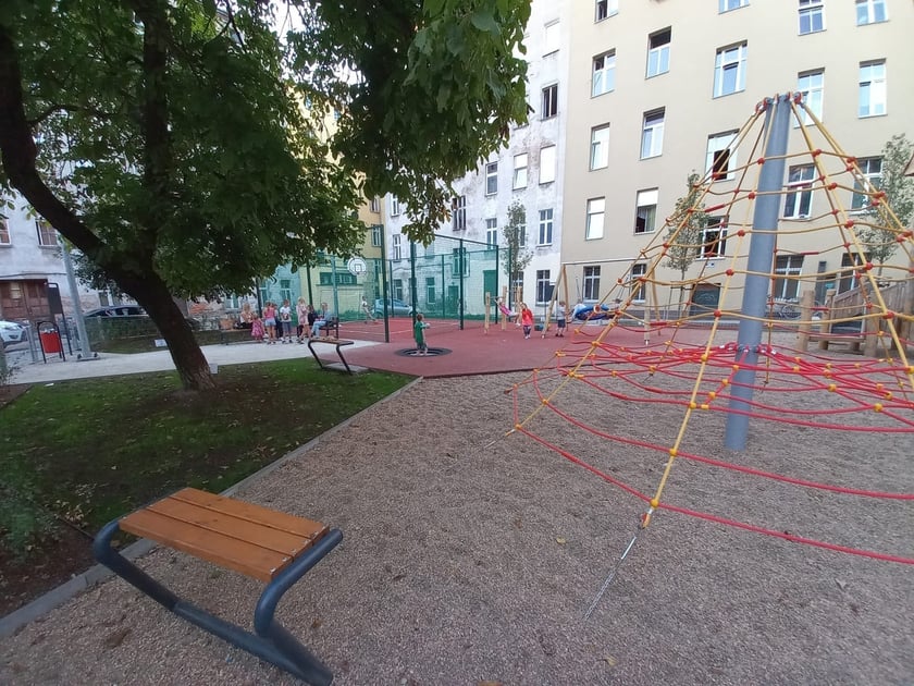 Plac zabaw przy Barlickiego po przebudowie