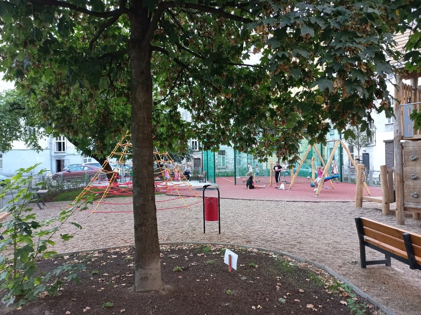 Plac zabaw przy Barlickiego po przebudowie