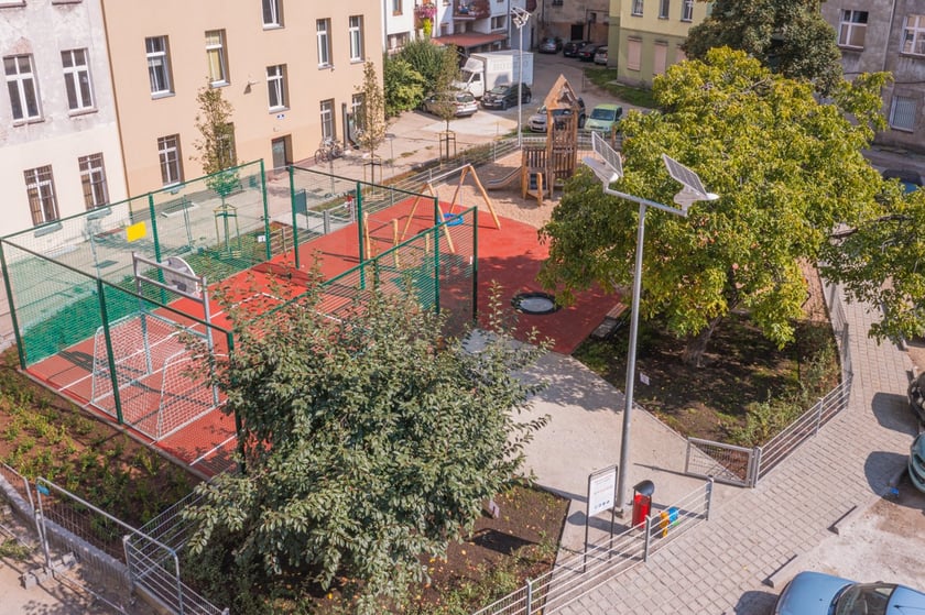 Plac zabaw przy Barlickiego, widok z drona