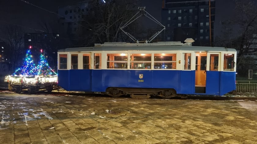 Zabytkowy tramwaj z choinkami świątecznymi na doczepie