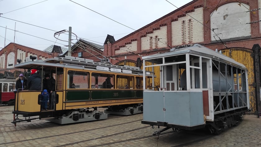 Tramwaj Maximum i tramwaj-opryskiwacz w zajezdni Popowice