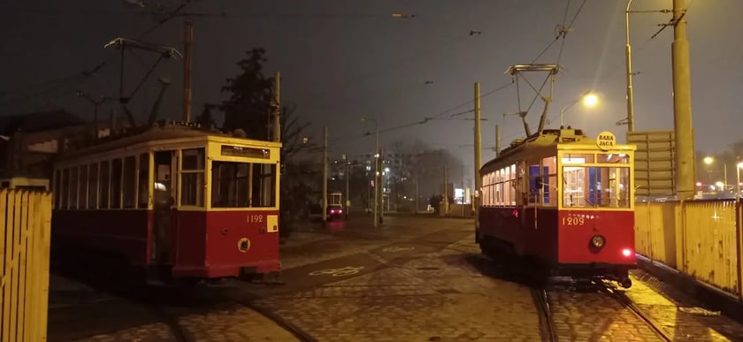Dwa tramwaje typu LH Standard stojące na ternie dawnej zajezdni tramwajowej przy ulicy Legnickiej
