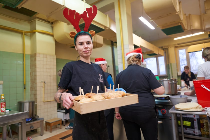 Pracownicy Fundacji Znacznie Więcej podczas przygotowywania Wigilii dla podopiecznych DPS Pogodna Jesień przy ulicy Litewskiej 20. Wrocław, 15.12.2023