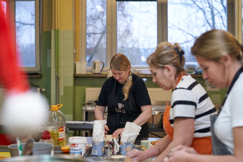 Pracownicy Fundacji Znacznie Więcej podczas przygotowywania Wigilii dla podopiecznych DPS Pogodna Jesień przy ulicy Litewskiej 20. Wrocław, 15.12.2023