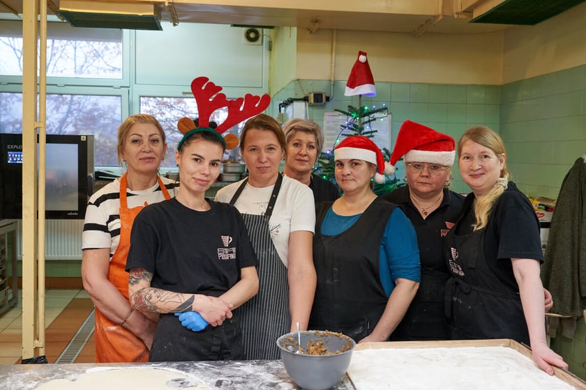 Pracownicy Fundacji Znacznie Więcej podczas przygotowywania Wigilii dla podopiecznych DPS Pogodna Jesień przy ulicy Litewskiej 20. Wrocław, 15.12.2023