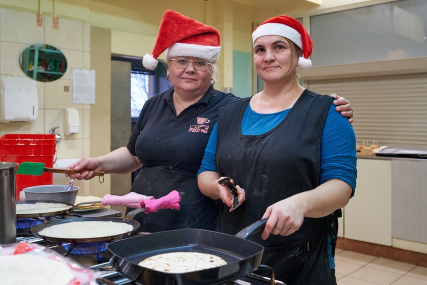 Pracownicy Fundacji Znacznie Więcej podczas przygotowywania Wigilii dla podopiecznych DPS Pogodna Jesień przy ulicy Litewskiej 20. Wrocław, 15.12.2023