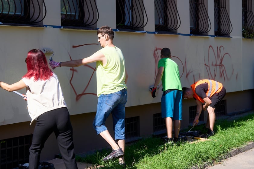 Wspólna akcja przedstawicieli stowarzyszenia Bonitum,  mieszkańców i samorządowców.