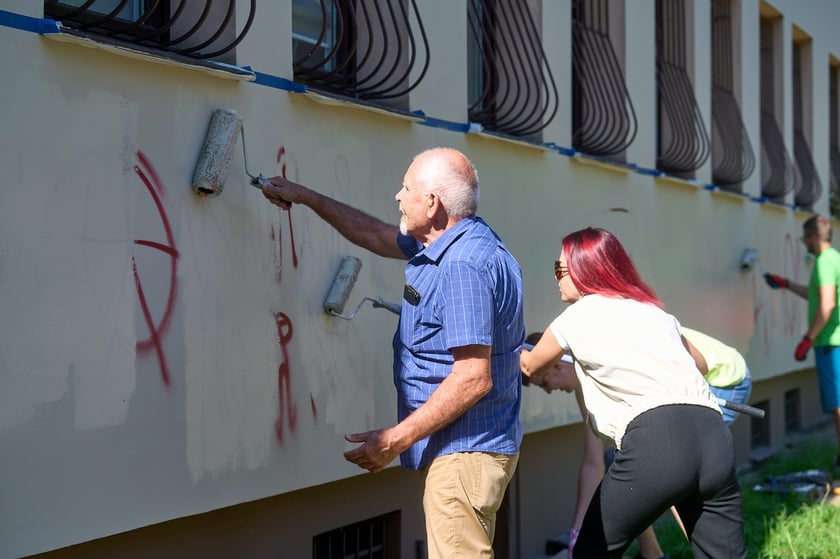 Wspólna akcja przedstawicieli stowarzyszenia Bonitum,  mieszkańców i samorządowców.