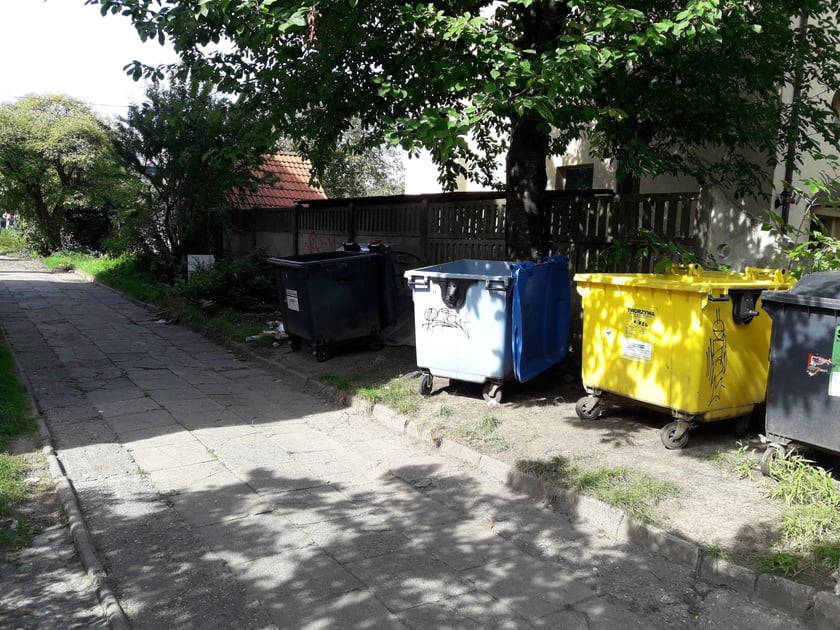 Podwórko przy Hallera przed rewitalizacją - kontenery na śmieci
