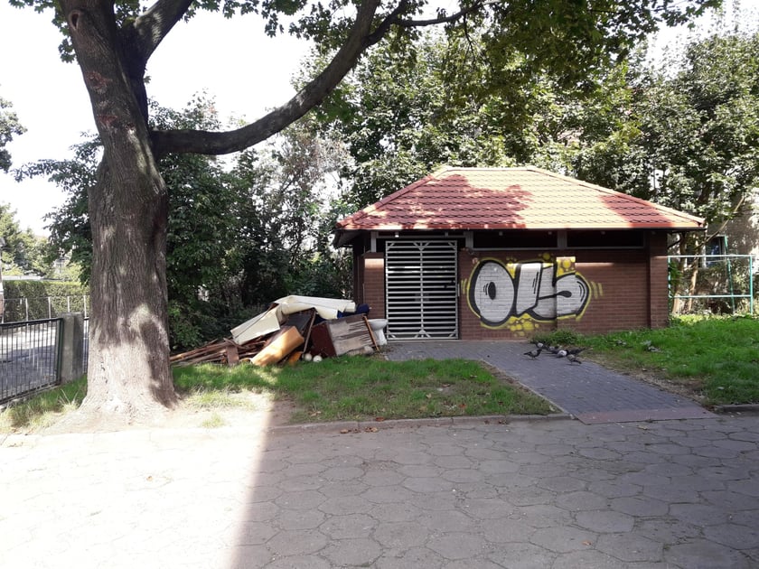 Podwórko przy Hallera przed rewitalizacją - widok na wiatę śmietnikową