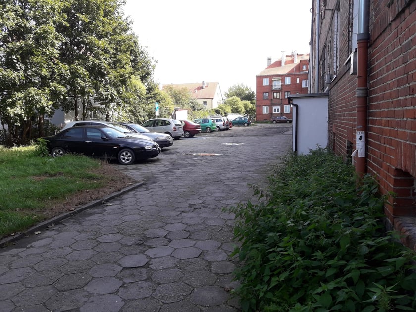 Podwórko przy Hallera przed rewitalizacją - widok na parking