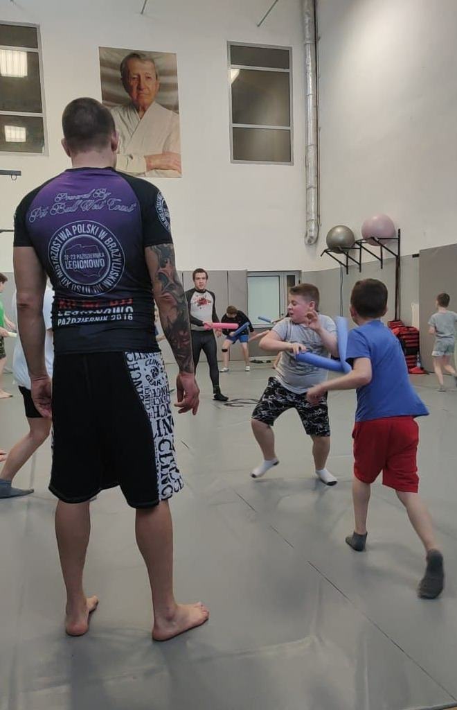 Dzięki wsp&oacute;łpracy z 23 Evolution, chłopcy mogą uczestniczyć w cotygodniowych treningach sztuk walk. Treningi pozwalają pracować nad formą fizyczną oraz psychiczną dzieci.