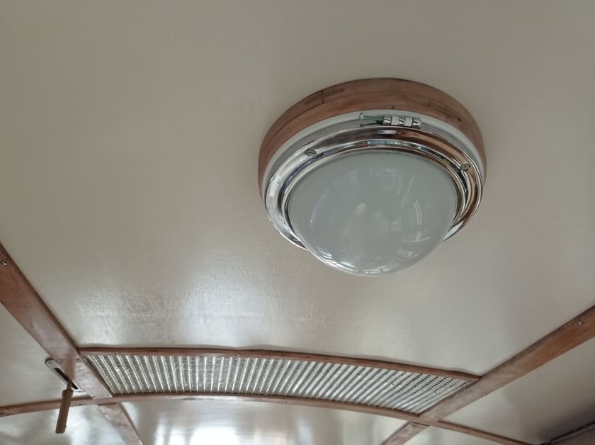 Lampa nad jednym z pomost&oacute;w, zaś w tle wyczyszczona i odmalowana kratka osłaniająca kanał wentylacyjny. Po lewej rączka zamykająca/otwierająca układ wentylacji (12.06.2024)