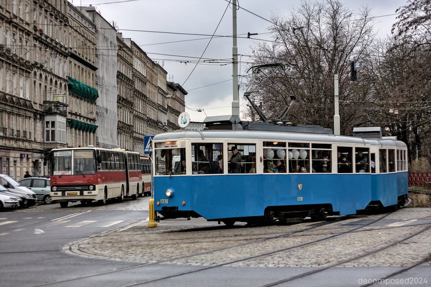 Skład wagon&oacute;w N i ND (#1332 + 3560) podczas przejazdu mikołajkowego (7.12.2024)