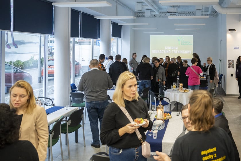 Otwarcie Centrum Edukacyjno-Treningowego przy placu Legion&oacute;w 1-2. Wrocław, 15.01.2025. Goście CET w rozmowach kuluarowych