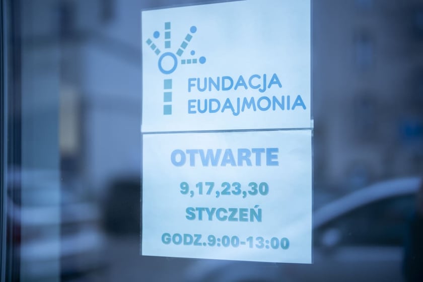 Otwarcie Centrum Edukacyjno-Treningowego przy placu Legion&oacute;w 1-2. Wrocław, 15.01.2025. Na zdjęciu przyczepiona do drzwi lokalu kartka z napisem: "Fundacja Eudajmonia. Otwarte 9, 17, 23, 30 styczeń. Godz. 9:00-13:00"