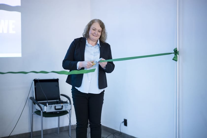 Otwarcie Centrum Edukacyjno-Treningowego przy placu Legion&oacute;w 1-2. Wrocław, 15.01.2025. Renata Rogowska, prezeska zarządu Fundacji Eudajmonia oficjalnie przecina wstęgę.