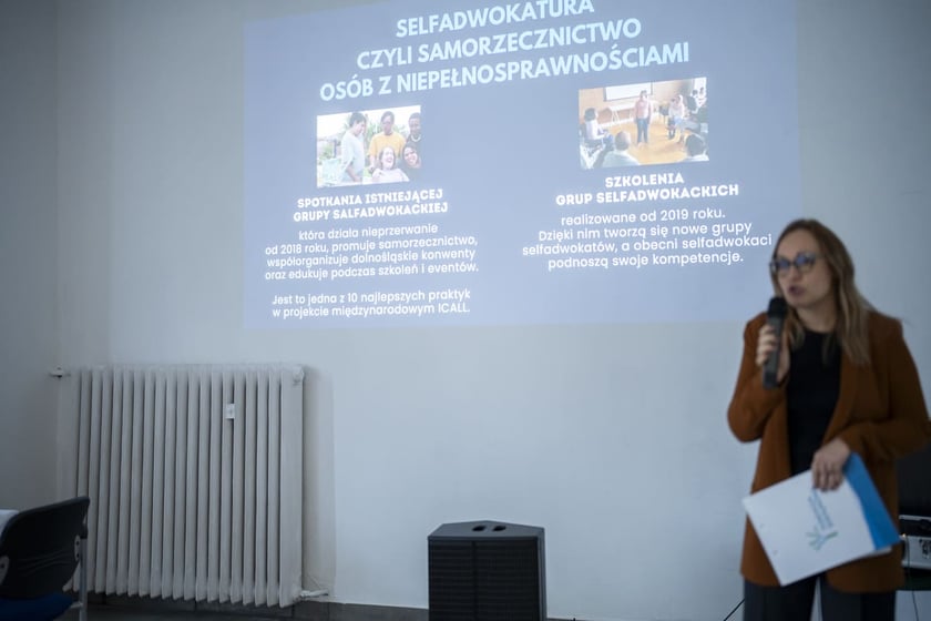 Otwarcie Centrum Edukacyjno-Treningowego przy placu Legion&oacute;w 1-2. Wrocław, 15.01.2025. W tle slajd prezentacji o selfadwokaturze, przy mikrofonie Joanna Burkiewicz