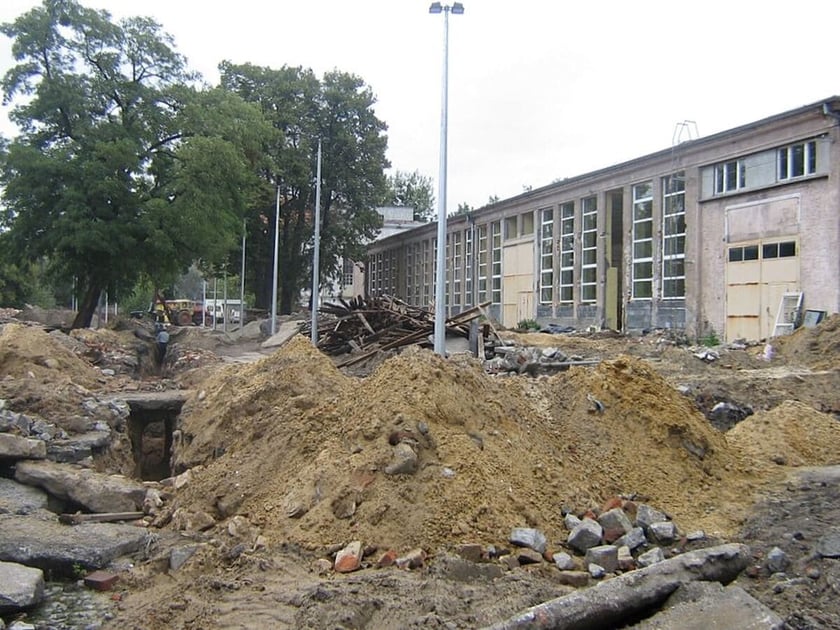 Remont dawnej hali zajezdni autobusowej z przeznaczeniem na skatepark i Inkubator NGO - Centrum Sektor 3. Zdjęcie z roku 2006