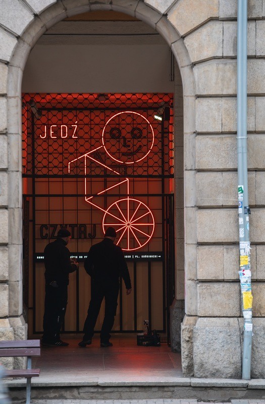 Neon na placu Kościuszki Czytaj i jedź księgarnia pod Arkadami i sklepu rowerowego. Kolejna odnowiona witryna w ramach projektu Dobry Widok