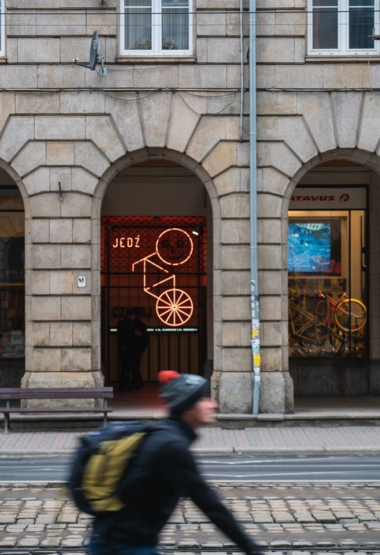 Neon na placu Kościuszki Czytaj i jedź księgarnia pod Arkadami i sklepu rowerowego. Kolejna odnowiona witryna w ramach projektu Dobry Widok