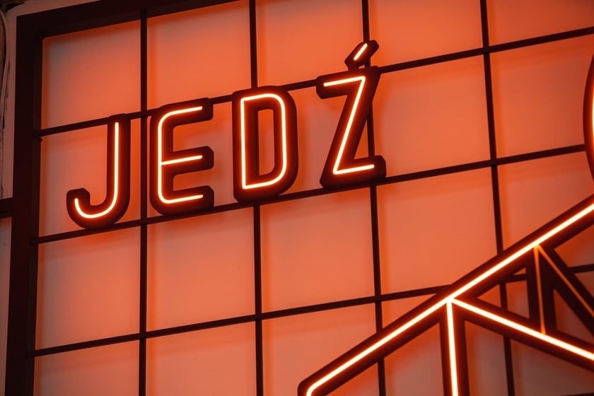 Neon na placu Kościuszki Czytaj i jedź księgarnia pod Arkadami i sklepu rowerowego. Kolejna odnowiona witryna w ramach projektu Dobry Widok