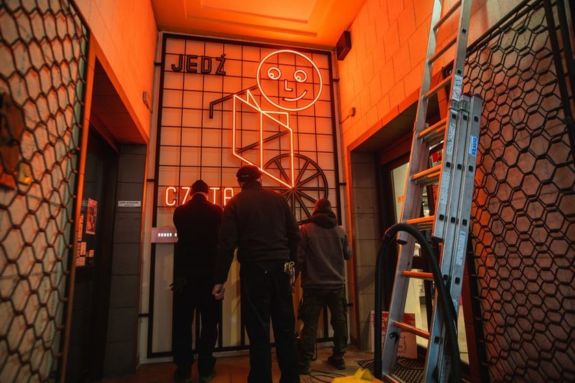 Neon na placu Kościuszki Czytaj i jedź księgarnia pod Arkadami i sklepu rowerowego. Kolejna odnowiona witryna w ramach projektu Dobry Widok
