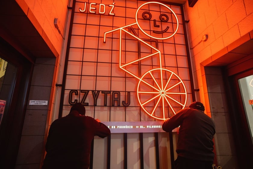 Neon na placu Kościuszki Czytaj i jedź księgarnia pod Arkadami i sklepu rowerowego. Kolejna odnowiona witryna w ramach projektu Dobry Widok