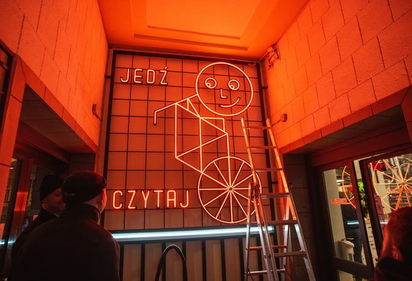 Neon na placu Kościuszki Czytaj i jedź księgarnia pod Arkadami i sklepu rowerowego. Kolejna odnowiona witryna w ramach projektu Dobry Widok