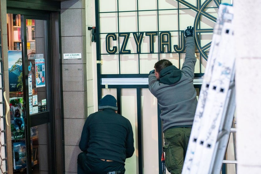 Neon na placu Kościuszki Czytaj i jedź księgarnia pod Arkadami i sklepu rowerowego. Kolejna odnowiona witryna w ramach projektu Dobry Widok
