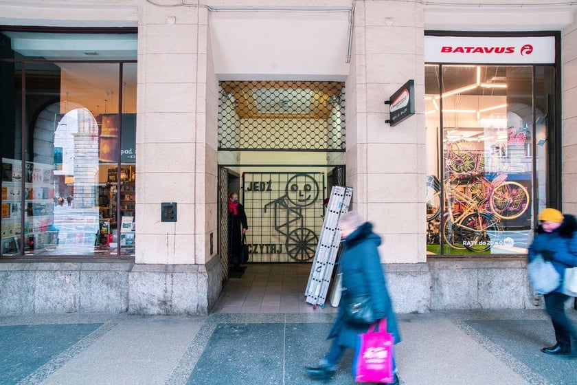 Neon na placu Kościuszki Czytaj i jedź księgarnia pod Arkadami i sklepu rowerowego. Kolejna odnowiona witryna w ramach projektu Dobry Widok