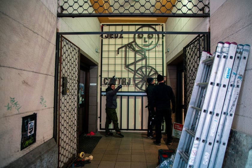 Neon na placu Kościuszki Czytaj i jedź księgarnia pod Arkadami i sklepu rowerowego. Kolejna odnowiona witryna w ramach projektu Dobry Widok