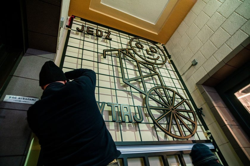 Neon na placu Kościuszki Czytaj i jedź księgarnia pod Arkadami i sklepu rowerowego. Kolejna odnowiona witryna w ramach projektu Dobry Widok